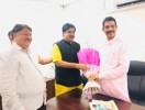 ಜೆಪಿ ದುರೀಣ ಫೆಲಿಕ್ಸ್ ಎ.ಡಿಸೋಜಾ ತಾಕೋಡೆ ನಳಿನ್ ಕುಮಾರ್ ಕಟೀಲ್ ಅವರನ್ನು ಅಭಿನಂದಿಸಿದರು