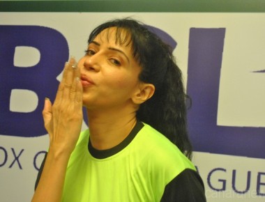 Rozlyn Khan Cheers and Supports Mumbai Tigers In BCL 