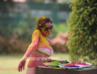 Bollywood actress Kesariee’s sizzling, sensuous Dry Holi