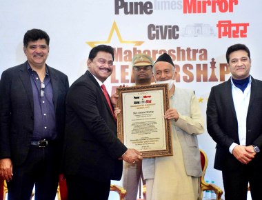 Maharashtra Governor presents Pune Times Mirror Maharashtra Leadership Award to Thonse Anand M.Shetty