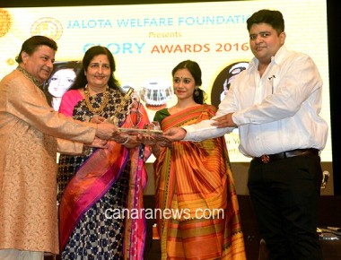 Sanjeev Gupta honored by Bhajan Samrat Anup Jalota at 8th Glory Award 