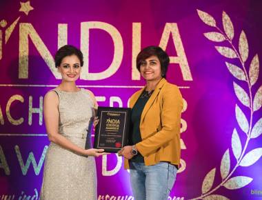 Bollywood Actress Diya Mirza felicitated Ar. Ronjeta Prasad Gavandi with India Achievers Award 2019