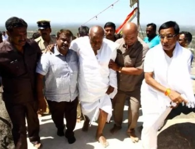 Deve Gowda climbs Vindyagiri hill barefoot
