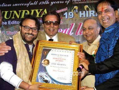 Dharmendra Felicitated With Life Time Achievement Award At 19th Heera Manek Awards