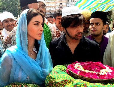 Himesh Reshammiya visited Ajmer Sharif with Farah Karimaee to offer prayers for success of Teraa Surroor.