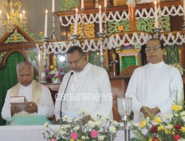 Very Rev Dr. Lawrence D'Souza takes over Rector of Milagres Cathedral, Kallianpur