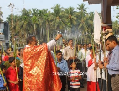Milagres Cathedral, Kallianpur of Udupi Diocese observes Palm Sunday with devotion and deity
