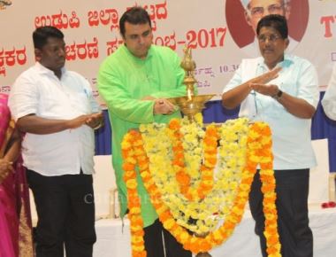District administration organized district level Teachers' Day with best teachers Awards