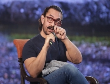 Aamir Khan shoots for 'KBC' with Big B
