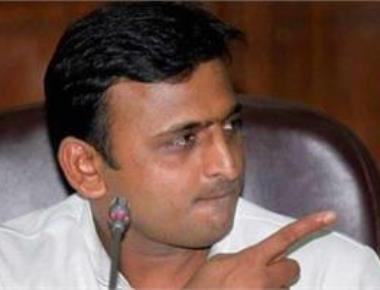 Akhilesh meets Mamata, fuels speculation about a front