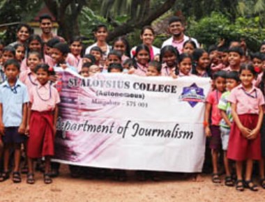 St Aloysius College journalism students conduct 'Ten Nine Eight' workshop on child safety
