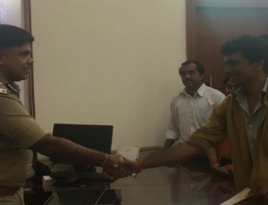 Honest auto driver rewarded for handing over bag containing valuable