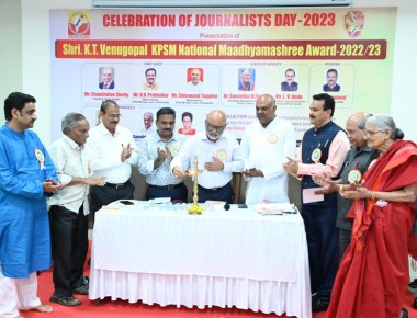 Journalist's day celebration by Kannadiga Patrakartara Sangha Maharashtra 