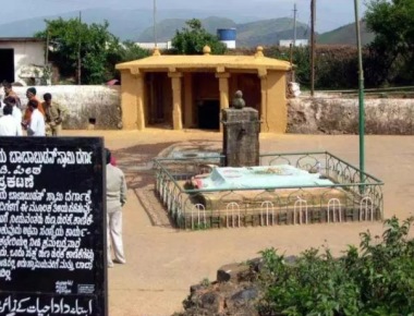 Appoint Hindu priest at Bababudangiri or face stir, Ravi warns govt