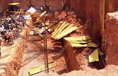 2 workers die as mud caves in
