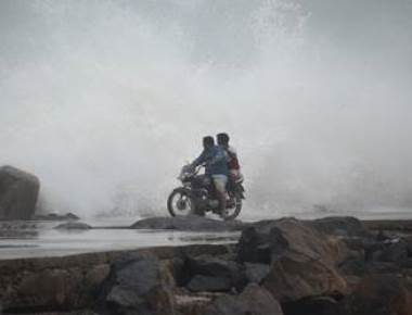 Cyclone Vardah crosses Tamil Nadu coast 
