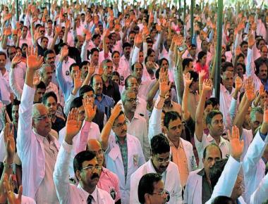 15,000 doctors, paramedics protest against bill on regulating charges