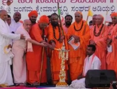 Veerashaiva seers curse Siddaramaiah, vow to defeat Congress