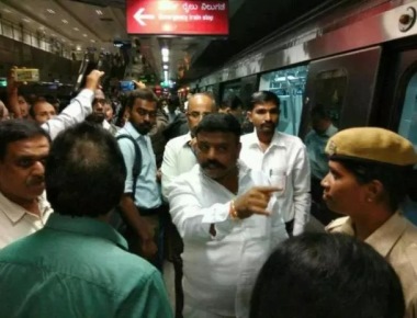 Power glitch leads to chaos in Metro during peak hours