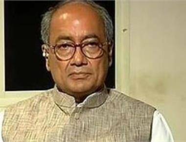 Thank Gadkari for aggressive MLA buying: Digvijaya to Parrikar