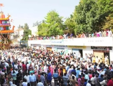 Narrow escape for Gowda couple during car festival