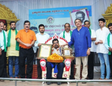 Jogi presented Vaddarse Raghuram Shetty Journalism Award