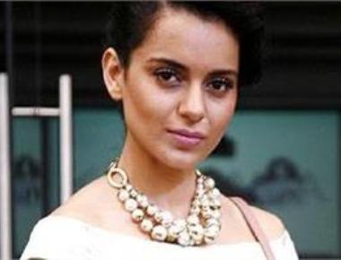  Kangana flies to US to prepare for role in 'Simran'