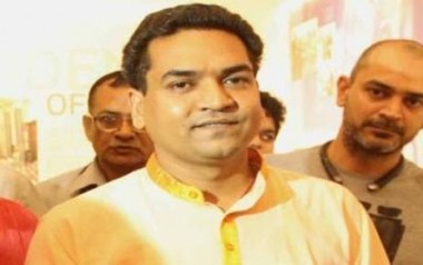 Kapil Mishra faints, taken to hospital