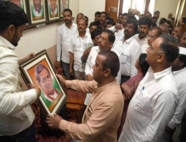  Portrait of SM Krishna causes tussle in Congress office