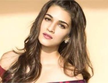 Kriti, Sushant fly to Mauritius for last schedule of 'Raabta'