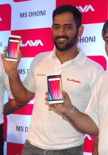 M.S Dhoni and Solomon Wheeler, VP during the promotion of Lava mobiles