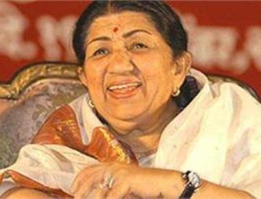 Lata Mangeshkar gives blessings to Asha Bhosle on birthday