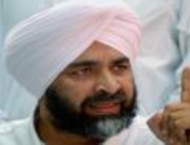 Manpreet Badal enters with party into Cong fold
