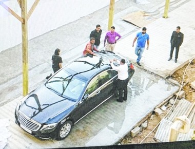 Stones hit SRK car in Gujarat