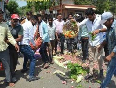  Two die as police fires on protesting farmers in MP