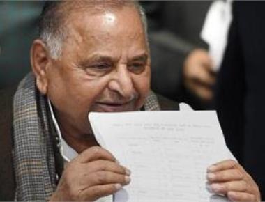 Akhilesh conveys displeasure to SP chief over candidates' list