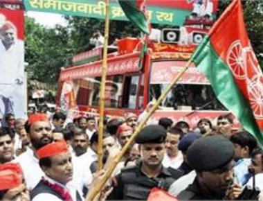 Mulayam loyalists in Delhi to secure cycle symbol