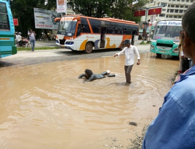 Nityananda Olakadu swims in potholes to stage unique protest