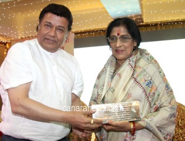 Padma Vibhushan Gaan Saraswati Kishoritai Amonkar received 16th Uttam Vag-Geykar Jialal Vasant Award at Ajivasan hall, Juhu