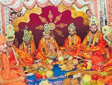 Pejawar seer completes 5th Paryaya, hands over charge at colourful fete