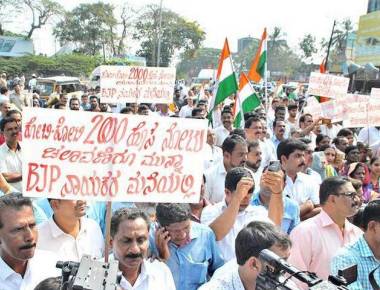 Demonetisation: Congressmen protest