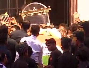 Supporters pay last respects to Jayalalithaa at Rajaji Hall; cremation today evening