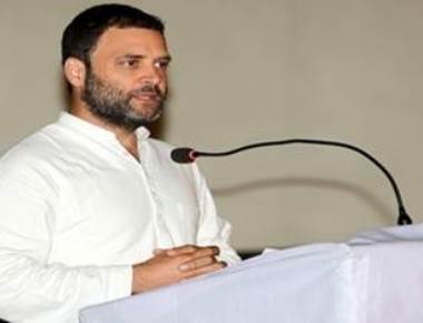 Rahul visits Mumbai dumping ground, targets Modi