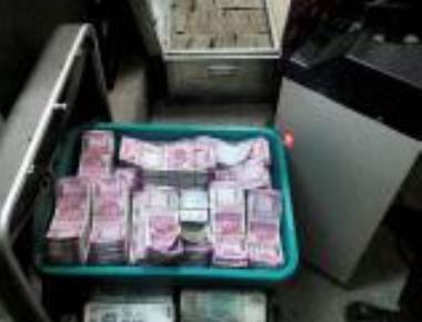 Raids on Cong leader, minister yield Rs 162 cr