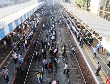 Mumbai railway hoots for safety, cuts track deaths