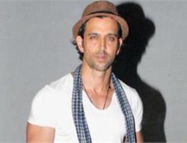 Hrithik posts throwback pic of his fan moment with Big B