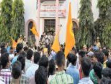 Activist's murder: RSS, BJP workers block Commercial Street in protest