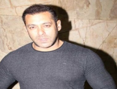 Salman shares photograph of 'Salma nani' with 'nanha Ahil'