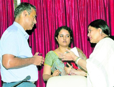 Dr Jayamala assures to solve sand shortage issue of Udupi
