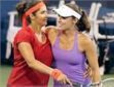 Sania-Martina ease into third round